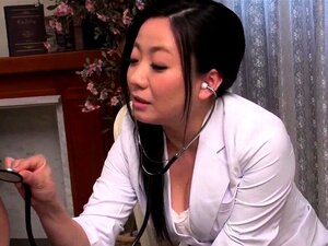 Die vollbusige Shino Izumi liebt es, den Schwanz bis zum Orgasmus zu