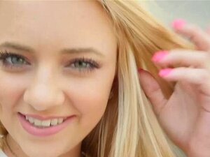 Stiefbruder bekommt einen Ständer, als er seine heiße, sexy