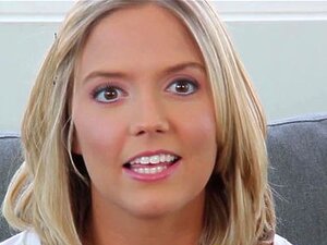 Blondine masturbiert auf der Casting-Couch x