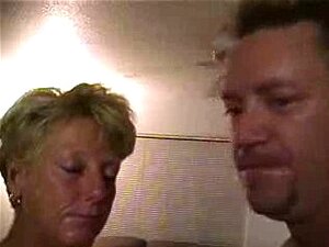Eingereichte MILF Chris nimmt ein Facial (Milfs & Moms)