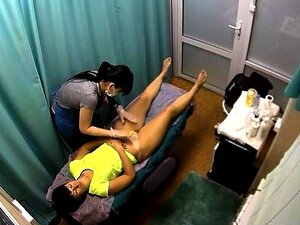 Schöne Amateurin mit sexy Beinen bekommt ihre Fotze rasiert