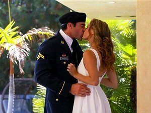 EroticaX Militaire Vrouw Krijgt Haar Creampie