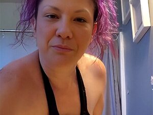 MILF LILA HAARE MAKE-UP TANZEN BIGBUTT GROßER ARSCH TATTOOS