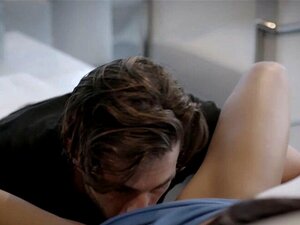 Kleine Süße wurde so hart von einem Typen mit großem Schwanz