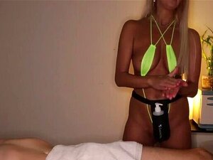 Masseuse in Mikro-Bikini-Wichsern und Wang