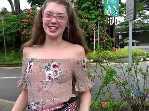 Du nimmst Elena mit in den Dämonenpark, nachdem sie wild geworden ist