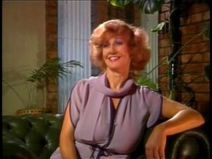 Klassische brüstige Stiefmutter, die ich gerne ficken würde