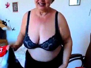 Oma speelt met grote borsten op webcam! Amateur!