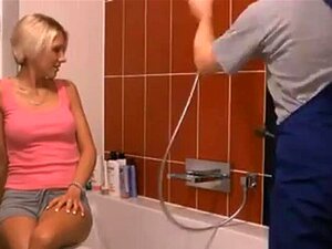 Voelde de drang om te neuken in de badkamer. Herhaaldelijk geil in bad