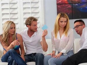 Zwei Paare ficken auf der Couch