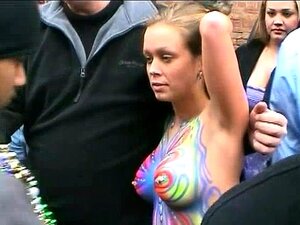 Mädchen zeigen ihre Titten und Muschis im Mardi Gras