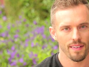 Соло мишић са шест пакова мастурбира,