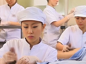Japanische Krankenschwester arbeitet mit behaartem Schwanz