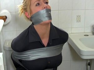 Blonde Hausfrau im Badezimmer