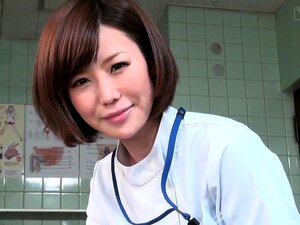 Ondertitelde CFNM Japanse vrouwelijke dokter geeft patiënt een