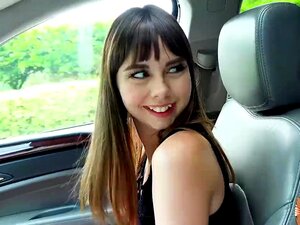 Schlampige Babe Shae Celestine tauscht Blowjob gegen eine kostenlose