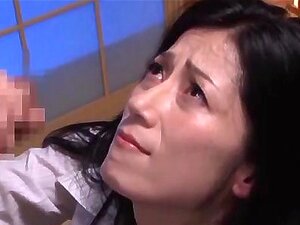 Heiße Reife gibt einen rohen Handjob