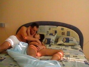 Typ weckt seine Freundin mit heißem Fickpärchen,