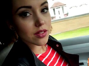 Zoe Doll zeigt ihre kleinen Titten. Die gestrandete spanische Süße