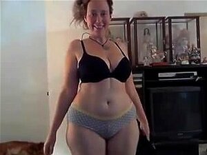 Mollige Blondine strippt