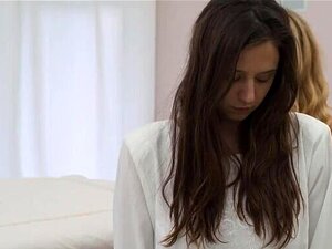 Mormongirlz - Rothaarige Lesbe verführt ein heterosexuelles Mädchen