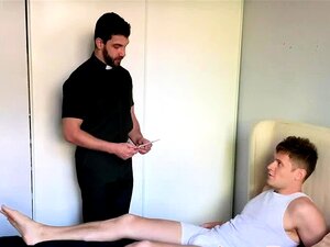 Priester spritzt auf den Arsch