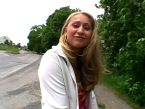 Sabrina Tits Are Delicious, Sabrina var ute på en promenad när jag