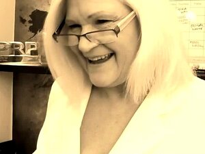 Reife Doktor-Lesbe leckt Spielzeug-Babe