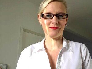 Den Chef in Nylons ficken - Freche Chefin braucht Creampie-Fick