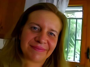 Rastopljena francuska maćeha jebe se u kuhinji