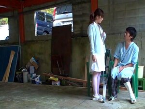 Gli infermieri seducono i pazienti per scopare all'aperto