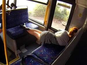 Seine rothaarige Amateur-Süße wird im Bus gefickt