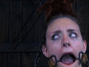 Bombe choquante dans la soumission. Une nana est *** avec des sextoys