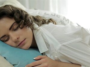 Carly sieht aus wie eine charmante Prinzessin, so süß und