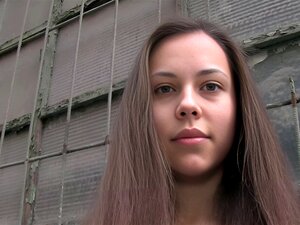 Gefälschter Agent stoppte atemberaubendes brünettes Amateur-Babe in