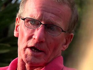 Großer alter Schwanz bringt süßen Analsex-Positionen bei, während