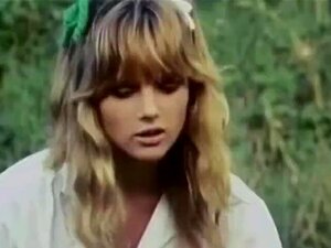 2 Schulmädchen ficken einen Typen im Freien