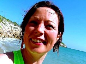 Belgische MILF wird zum ersten Mal am Strand gefickt