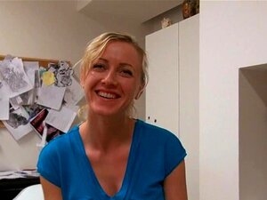 Сисата чешка курва јебе се у соби за