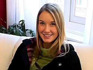 Niedliche blonde Amateur-Süße reibt ihre haarlose Muschi