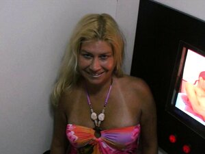 MILF rookt lul, zuigt Glory Hole Blonde