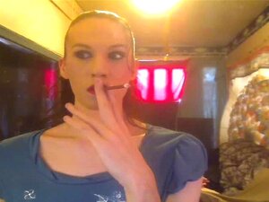 MORE120s sexig brunettrökare