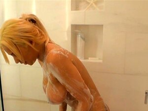 Zähmende, busty Babes mit lüsternem Fickloch. Kerl quält die
