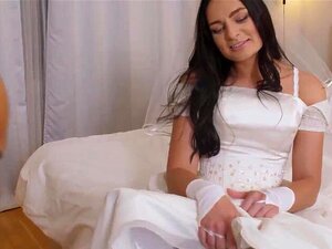 Schau dir RIM4K an. Ein glückliches Mädchen lockt den Bräutigam zum