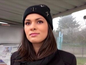 Sexy brunette Suzy Bell showt haar ongelooflijke lichaam en zuigt