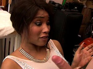 Kiki Minaj ist die nutzlose Hausfrau, die sie wieder ist