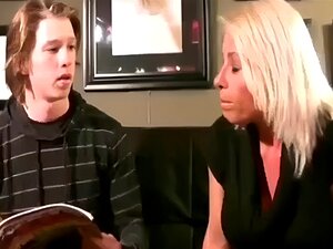  Schau dir jetzt an, wie Kerl das erste Mal mit Stiefmutter hat! -