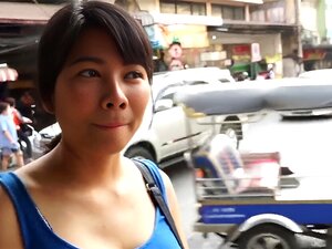 TukTukPatrol Thailändischer Schatz mit Großen Titten Abgeholt und
