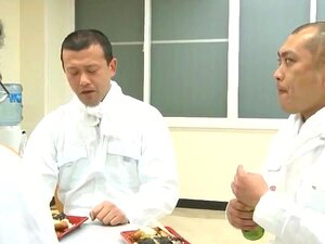 hustrun skall älska med de anställda i företaget (censurerad),