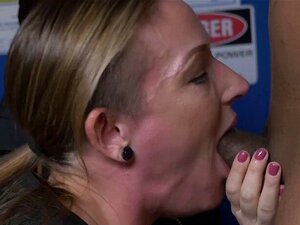 Schwarzer Arsch wird von MILF-Cops erwischt, die ihn ihre Leckereien